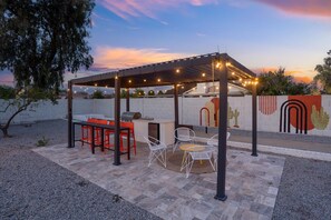 Fire up the BBQ grill, pour a drink at the outdoor bar, and kick back on the patio—this is what vacation tastes like.