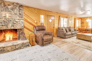 Living Room | 1st Floor | Queen Sleeper Sofa | Open Floor Plan