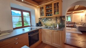 Ferienwohnung Mühlenrad für 2 Personen in der Ödmühle, 1 Schlafzimmer, 65m²-Exzellent ausgestattete Küche mit Blick in das Wohnzimmer
