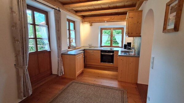 Ferienwohnung Mühlenrad für 2 Personen in der Ödmühle, 1 Schlafzimmer, 65m²-Große Küche mit direktem Zugang zu den eigenen Sonnenterrassen