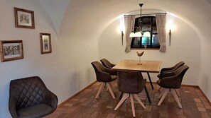 Ferienwohnung Mühlenrad für 2 Personen in der Ödmühle, 1 Schlafzimmer, 65m²-Esszimmer im historischen Gewölbe