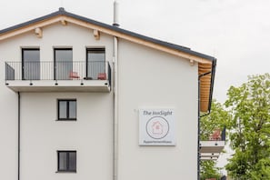 The InnSight Appartementhaus mit eleganten Balkonen und ruhiger Umgebung.
