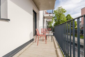 Privater Balkon mit Sitzgelegenheiten – ideal für Morgenkaffee oder Abendsonne.