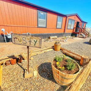 Rusty is on a large 3/4 acre lot with circular driveway. It's on a dirt road just 2.5 miles from Dead Horse Ranch state park and 3 miles to old town Cottonwood + Merkin Vineyard.