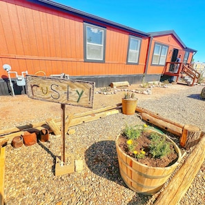 Rusty is on a large 3/4 acre lot with circular driveway. It's on a dirt road just 2.5 miles from Dead Horse Ranch state park and 3 miles to old town Cottonwood + Merkin Vineyard.