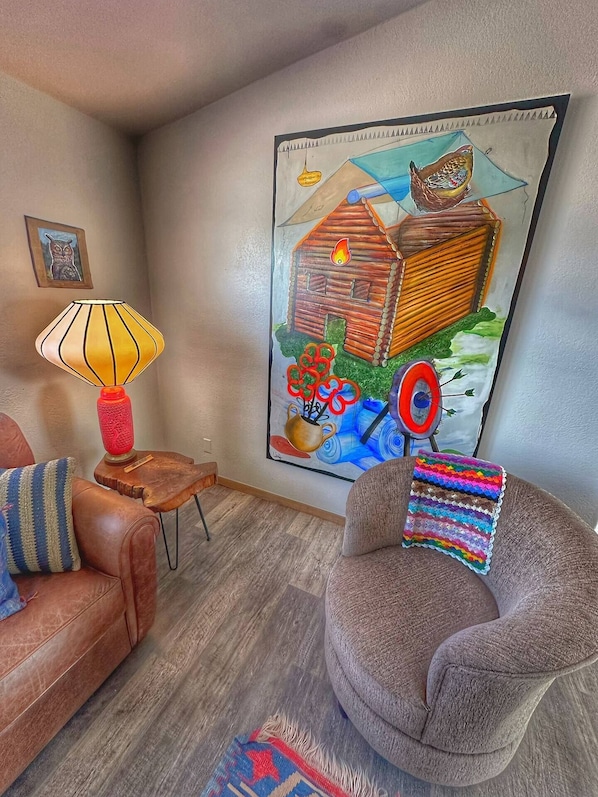 Cozy living spaces with art by Jesse Link, you are just 90 mins from the Grand Canyon and 1 mile to shopping and dining in Cottonwood.
