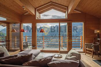 Magnifique chalet idéalement situé juste au-dessus du centre du village. Il possède une vue panorami
