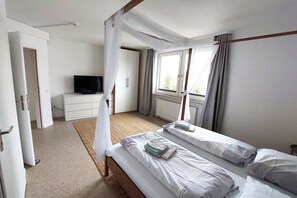 Großes Schlafzimmer mit extra Smart TV