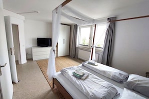 Großes Schlafzimmer mit extra Smart TV