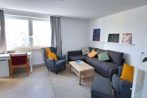 Wohnzimmer mit Ausziehcouch.