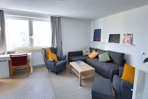 Wohnzimmer mit Ausziehcouch.