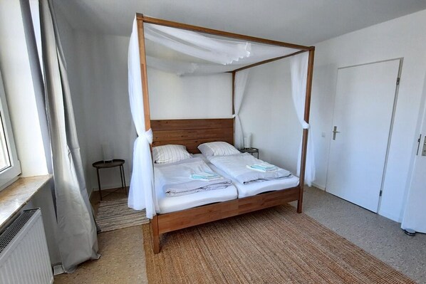Schlafzimmer mit Himmelbett