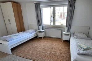 Zweites Schlafzimmer mit zwei Einzelbetten.