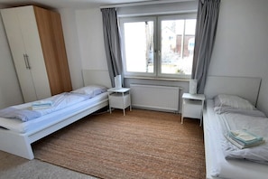 Zweites Schlafzimmer mit zwei Einzelbetten.