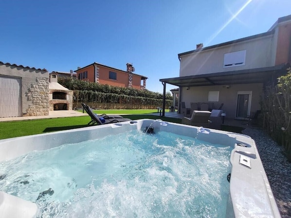 Outdoor spa tub