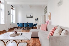 Living Room / Lounge