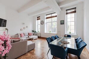 Living Room / Lounge