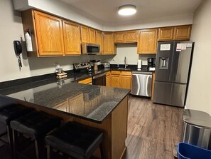 full kitchen with breakfast bar