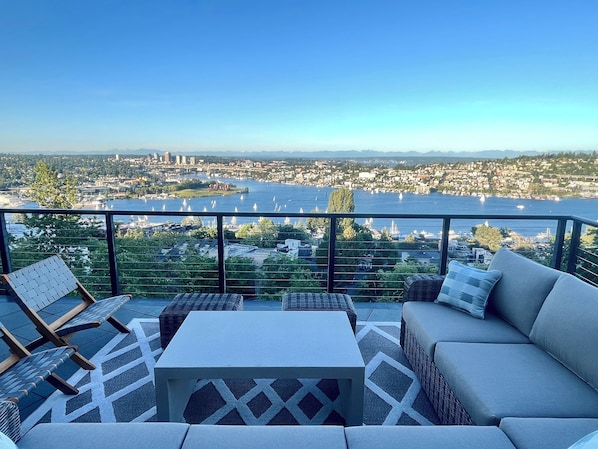 Enjoy the busy lake view! + deck sound system
