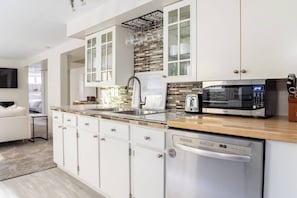 The kitchen is fully outfitted with dishes, glassware, cutlery, etc. Along with a high quality knife set, full set of pots & pans, cookware and bakeware - everything needed for a short or long stay. Also a toaster, blender & hot water kettle.
