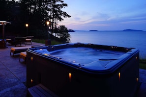 8 person hot tub
