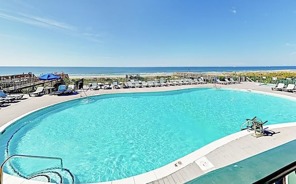 Islander Villas Pool - Oceanfront