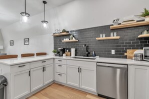 Fully stocked with all the cookware you could need