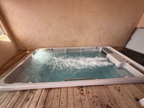 Indoor spa tub