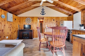 Dining Area | Dishware/Flatware Provided