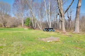 Shared Yard | Horseshoe Pits | 2 Fire Pits | Private Grill