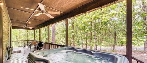 Broken Bow Vacation Rental | 1BR | 1BA | 496 Sq Ft | 7 Steps Required