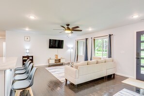 Living Room | Smart TV | Central Heating & A/C | Free WiFi