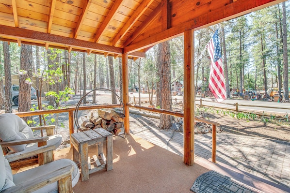Lakeside Vacation Rental | 2BR | 2BA | 1,000 Sq Ft | 4 Steps Required
