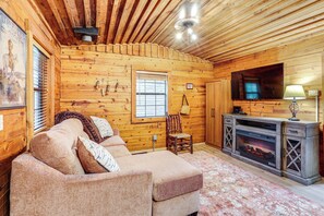 Living Room | Free WiFi | Smart TV | Queen Sleeper Sofa