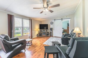 Living Room | Free WiFi | Central A/C & Heat | Smart TVs