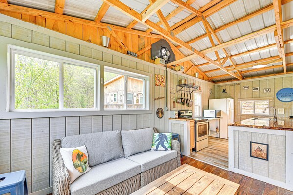 Livingston Vacation Rental | 3BR | 3BA | 2,000 Sq Ft | Steps Required