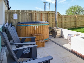 Hot tub | Metlands Farm Holidays- The Dairy - Metlands Farm Holidays, Bempton, near Bridlington