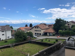 vue sur le lac Léman et les Alpes