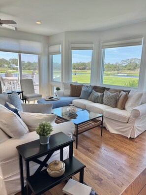 Spacious and bright, decorated with the coast in mind.