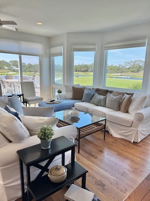 Spacious and bright, decorated with the coast in mind.