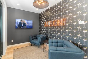 1st Unit (4th Floor): The 2nd Living Area features a cozy lounging area w/ a Smart TV, two queen beds, and access to a shared Jack-and-Jill bathroom.
