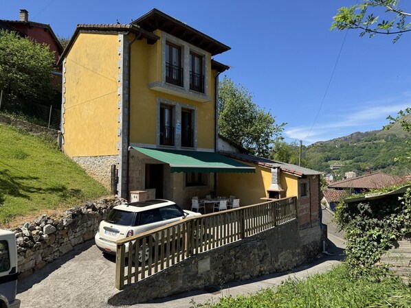 Facade/entrance