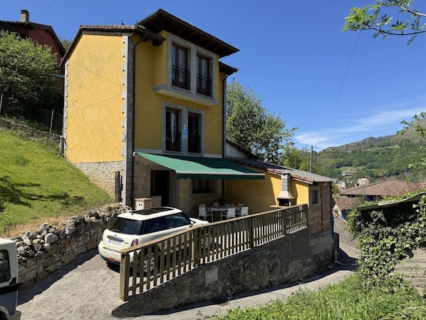 Facade/entrance