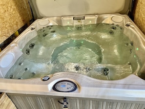 Indoor spa tub