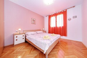 Schlafzimmer 1