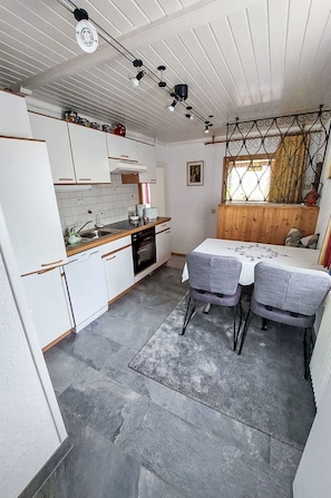 Bois, Sol, Sol, Meubles, Design Intérieur, Pièce, Plafond, Cuisine, Principaux Appliance, Chaise