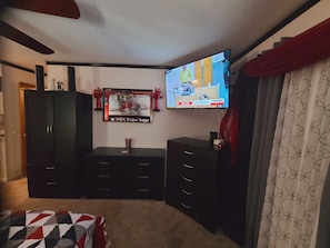 Spacious Bedroom w/King Bed, Alexa Assistant, 60in Smart TV w/Private Bath.