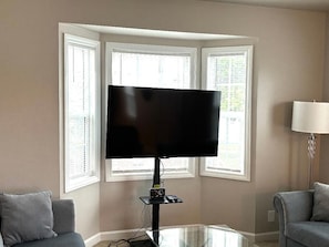 Smart TV with access to Netflix, Hulu, Disney channel and more.