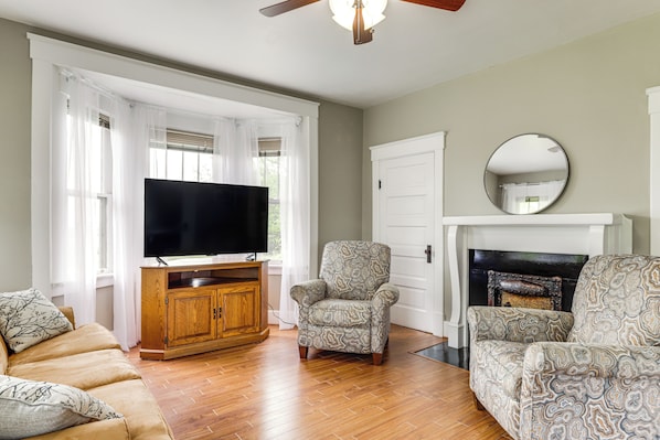 Petersburg Vacation Rental | 2BR | 1BA | 3 Steps Required | 1,100 Sq Ft