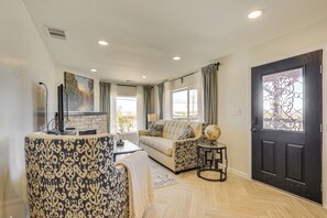 Foyer | Smart TV | Fireplace